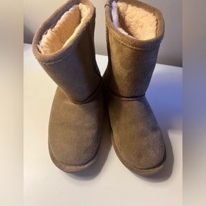 Bear paws size 2 kids boots boys or girls!!!